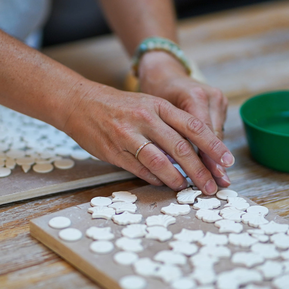 Comment naît un bijou en porcelaine ? Les étapes de fabrication dans mon atelier