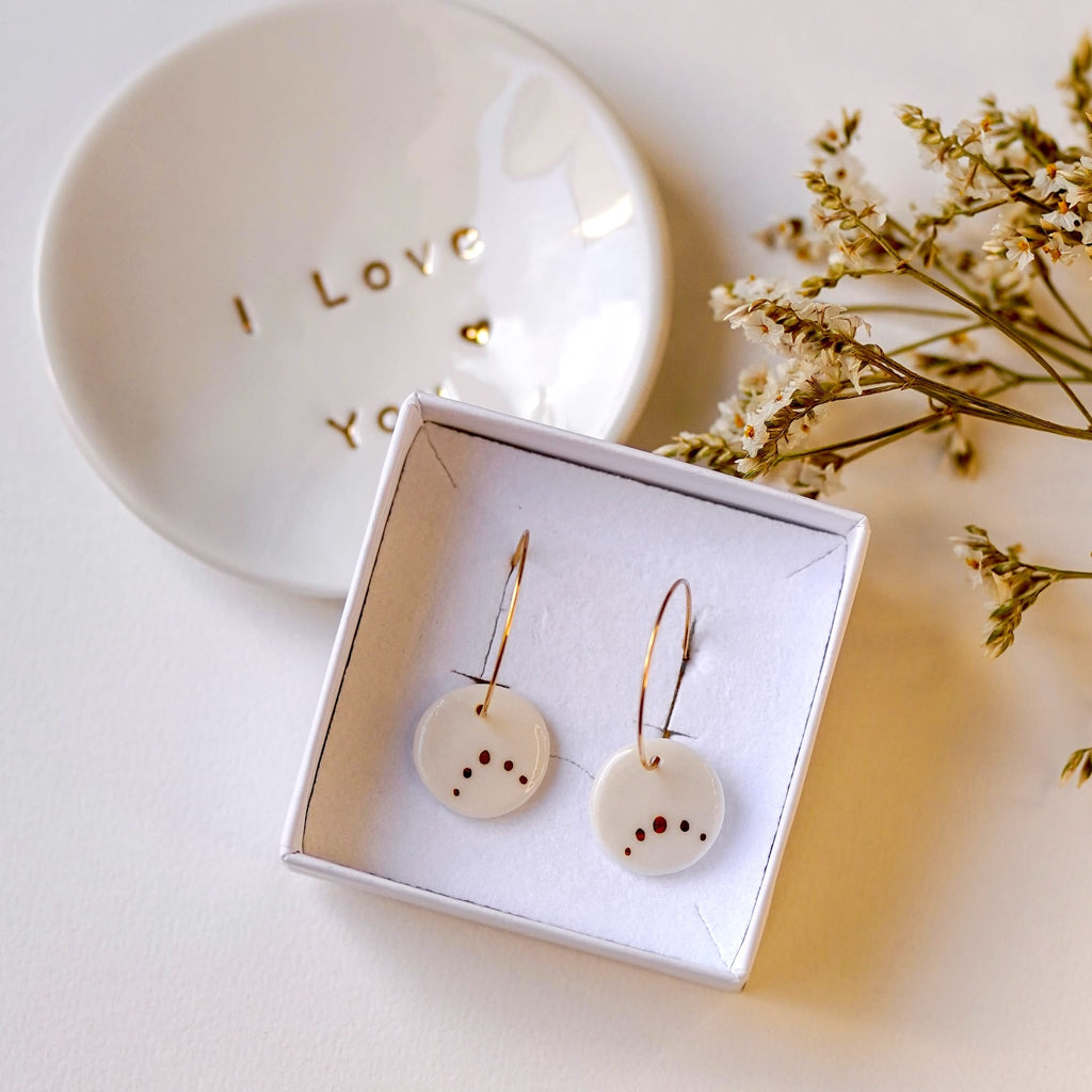 boucles d’oreilles créoles en porcelaine blanche, motif points dorés