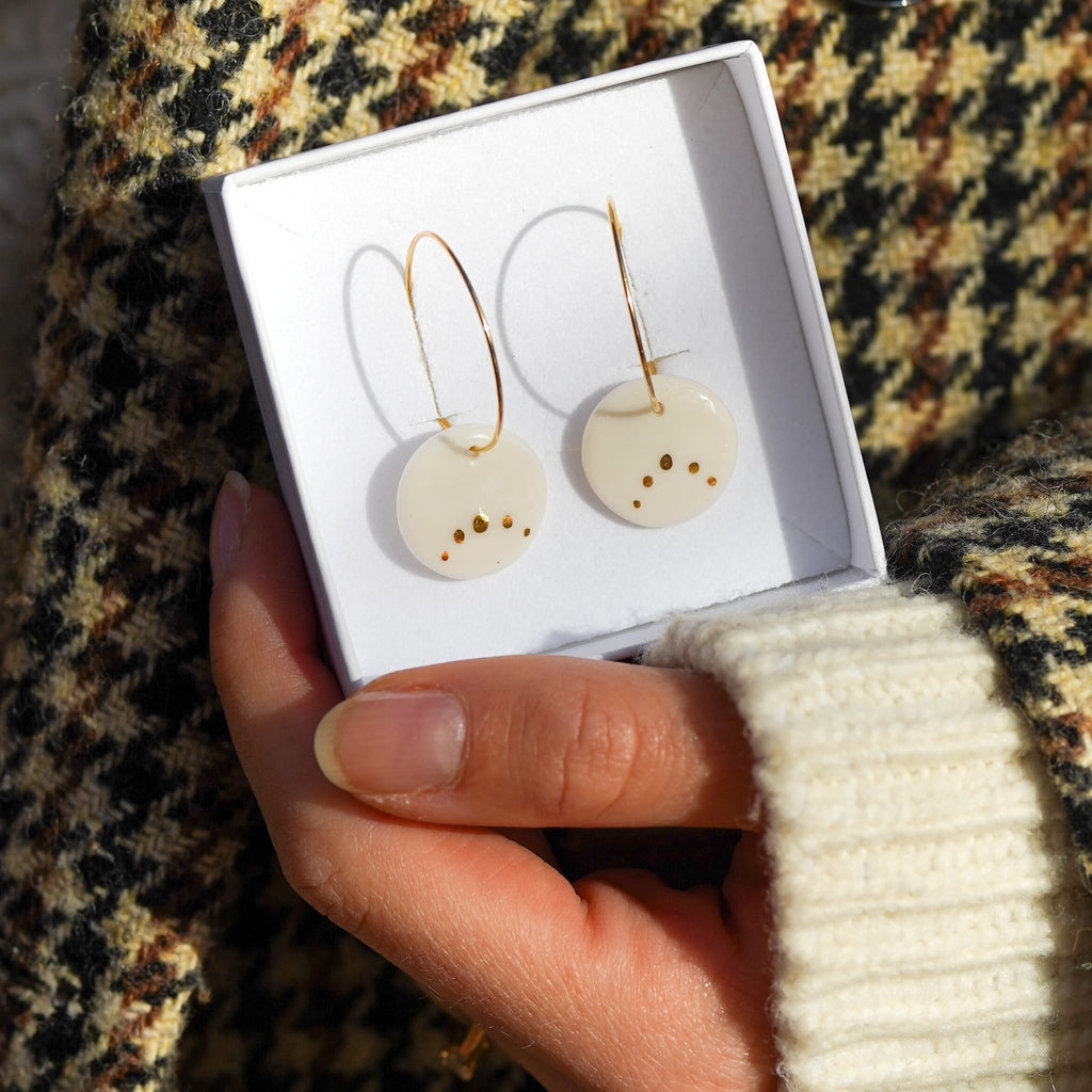 boucles d’oreilles créoles en porcelaine blanche, motif points dorés