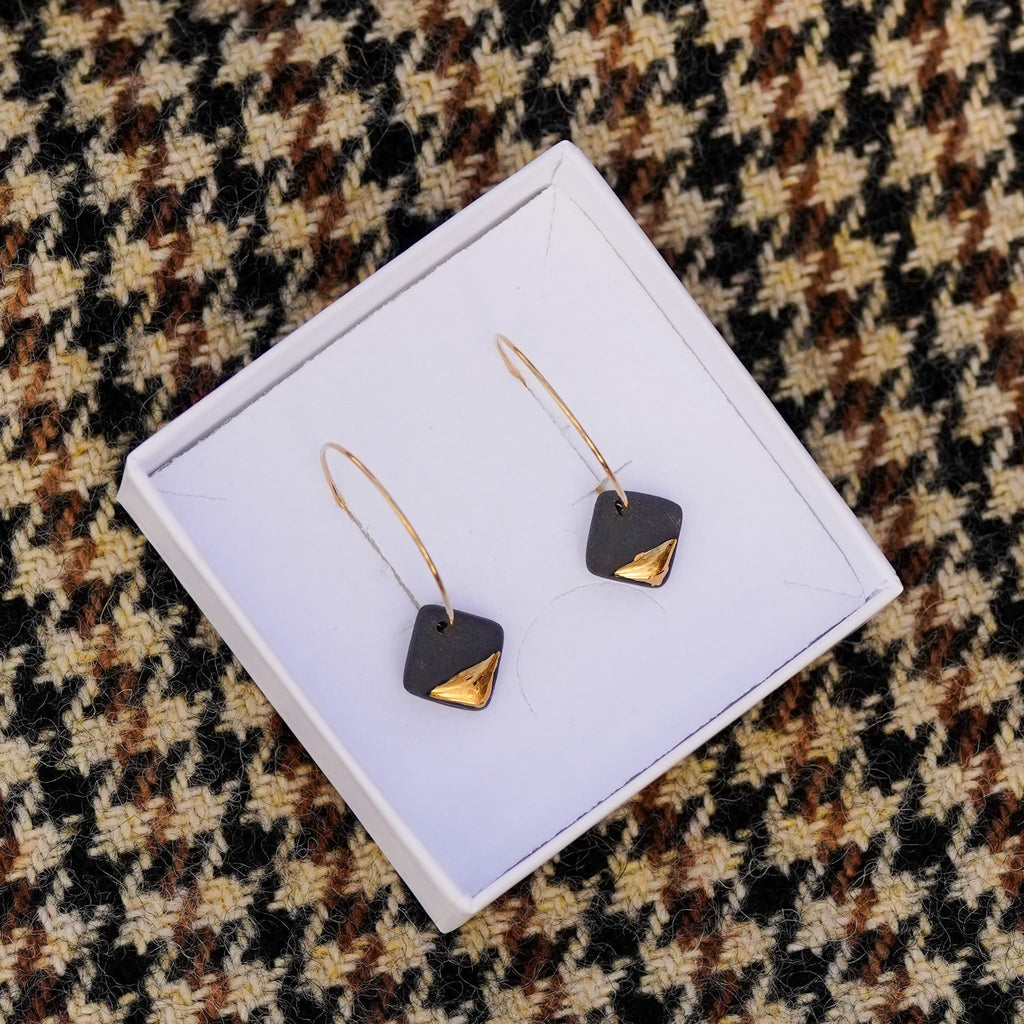 boucles d’oreilles créoles en porcelaine noire, forme carrée, dorure or fin