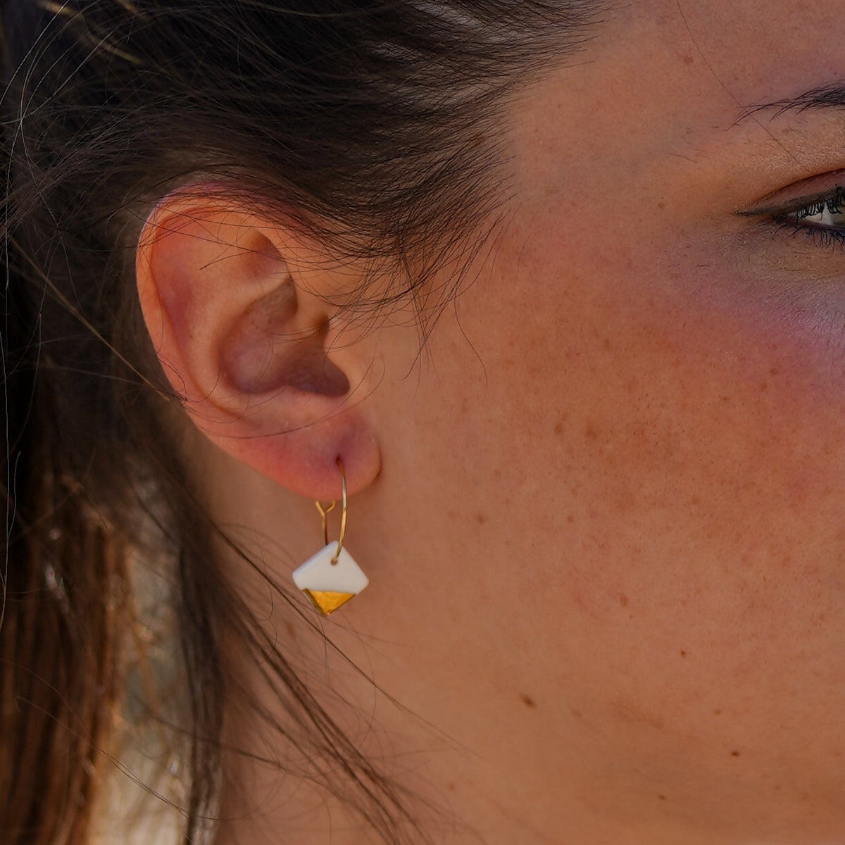 boucles d’oreilles créoles en porcelaine blanche, forme carrée, dorure or fin