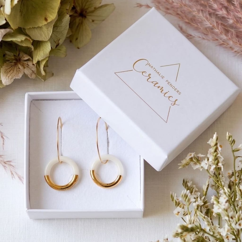 Boucles d'oreilles en céramique et or, présentées dans leur écrin blanc Nathalie Penders Ceramics