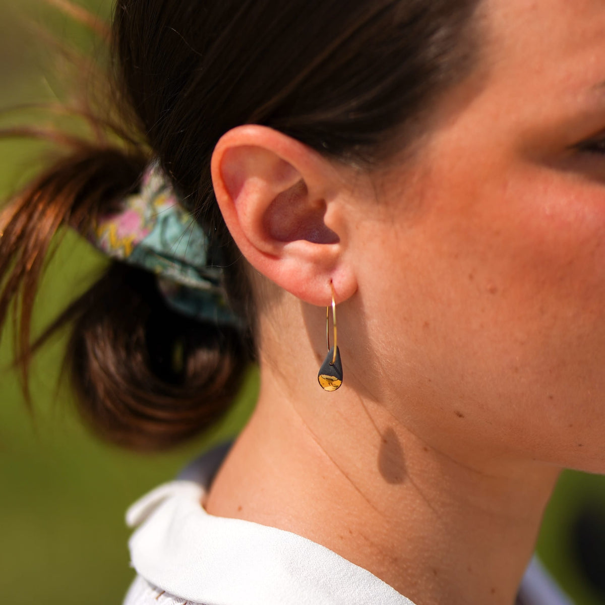 boucles d’oreilles créoles goutte en porcelaine noire et or