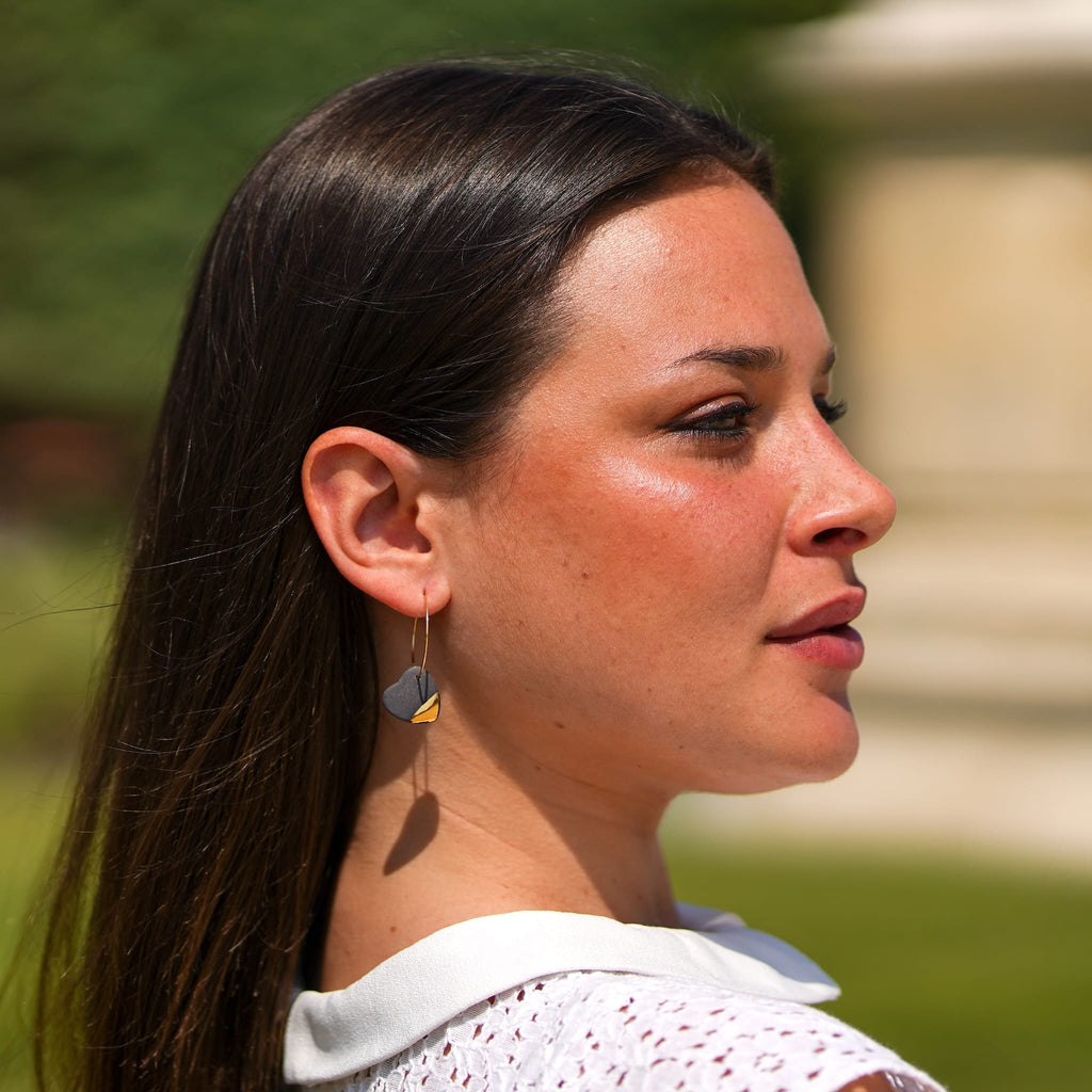 boucles d’oreilles créoles grand cœur en porcelaine noire et or