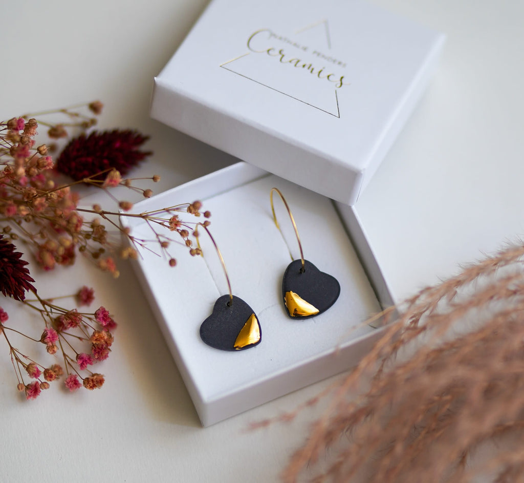 boucles d’oreilles créoles grand cœur en porcelaine noire et or
