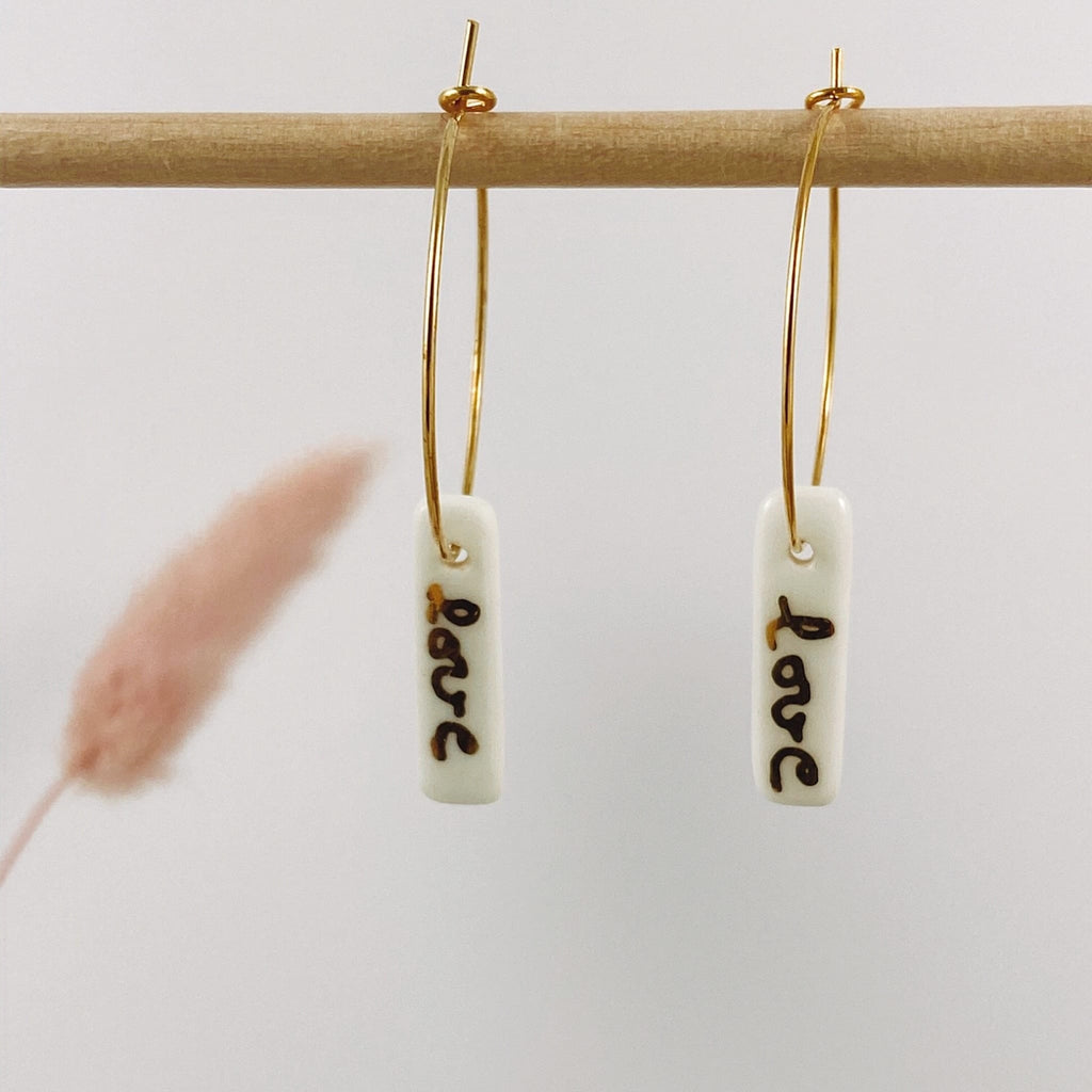 boucles d’oreilles créoles en porcelaine blanche avec inscription love