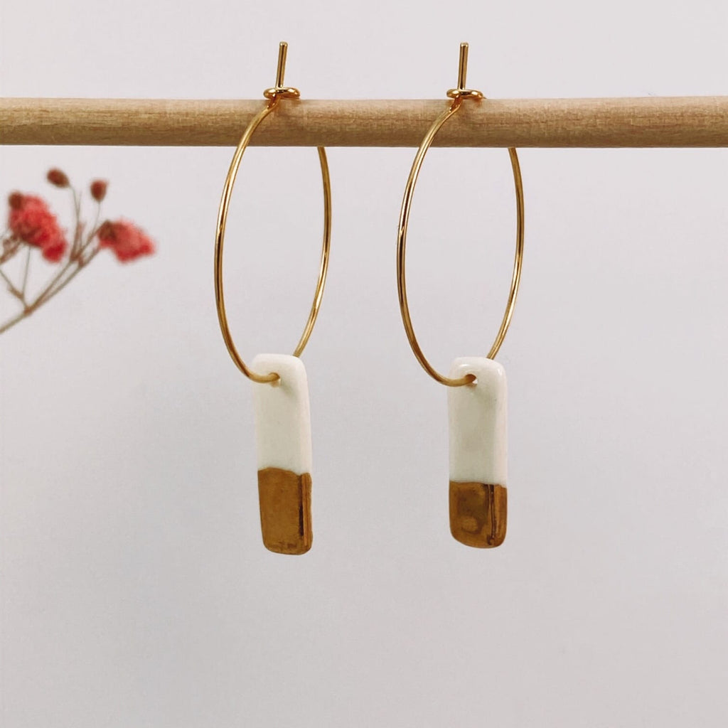 boucles d’oreilles créoles en porcelaine blanche avec rectangle or