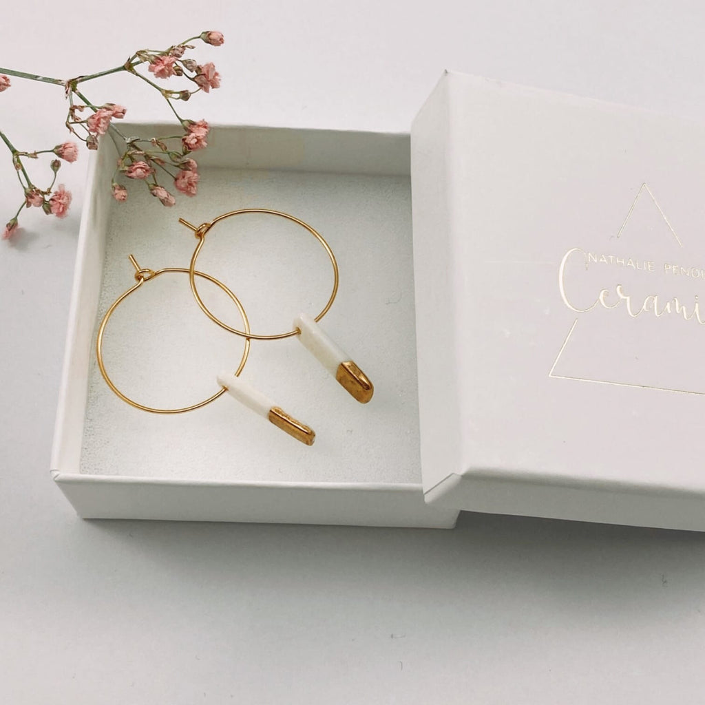 boucles d’oreilles créoles en porcelaine blanche avec rectangle or