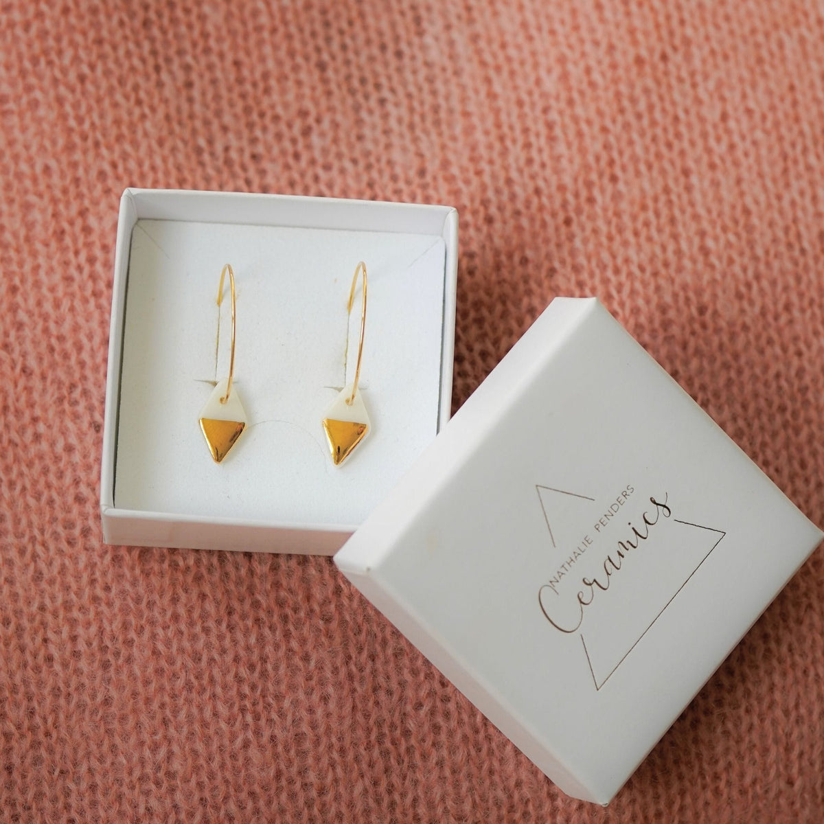 boucles d’oreilles créoles losange en porcelaine blanche et or