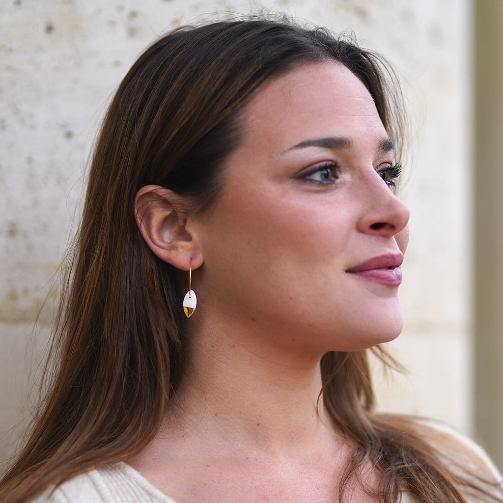 boucles d’oreilles créoles ovale en porcelaine blanche et or