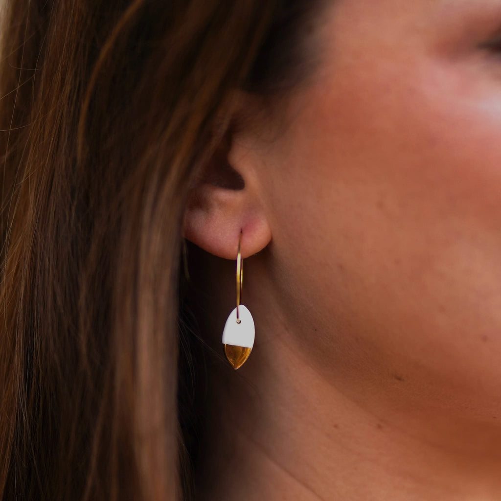 boucles d’oreilles créoles ovale en porcelaine blanche et or