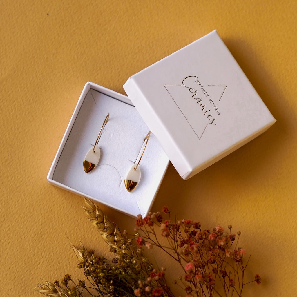 boucles d’oreilles créoles ovale en porcelaine blanche et or