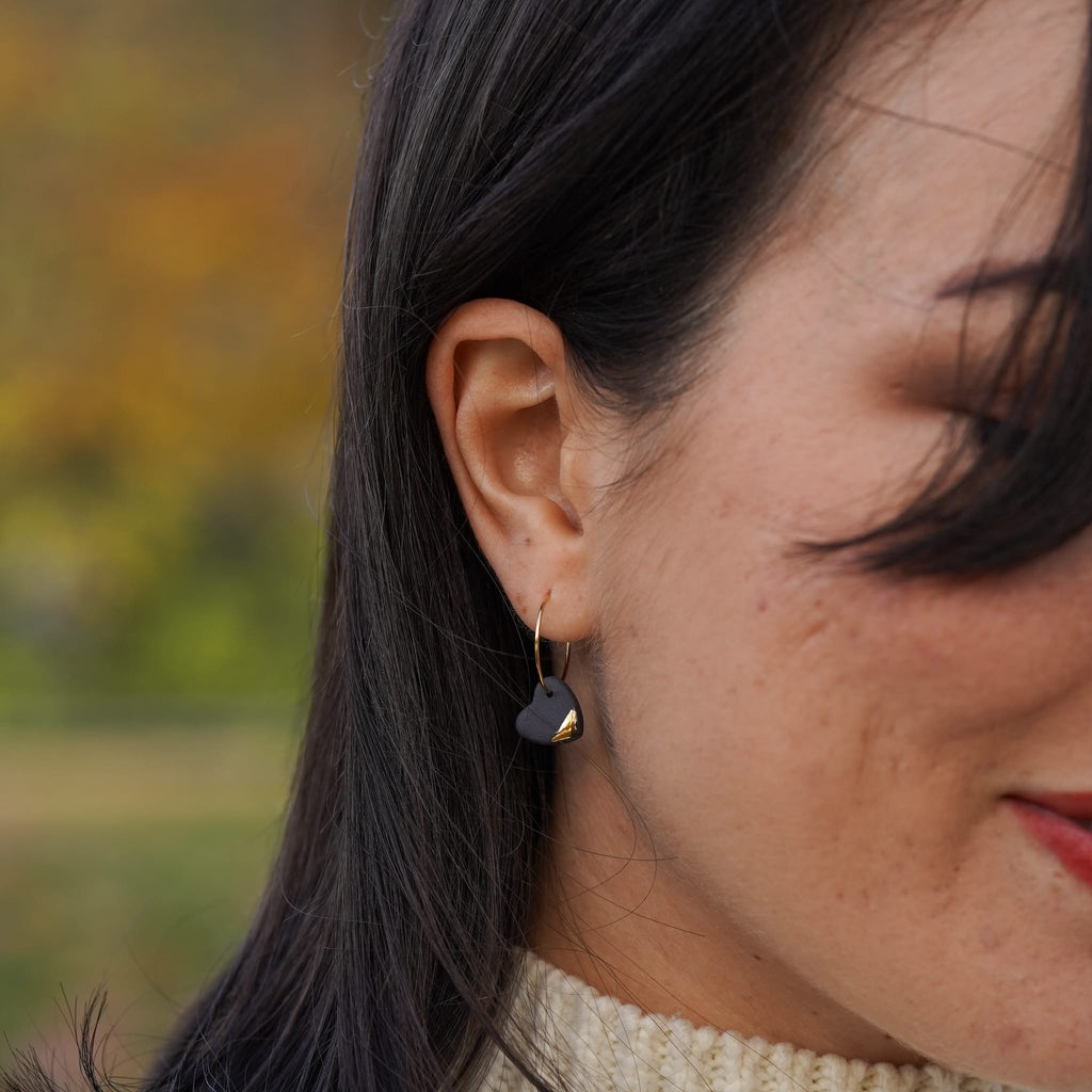 boucles d’oreilles créoles petit cœur en porcelaine noire et or