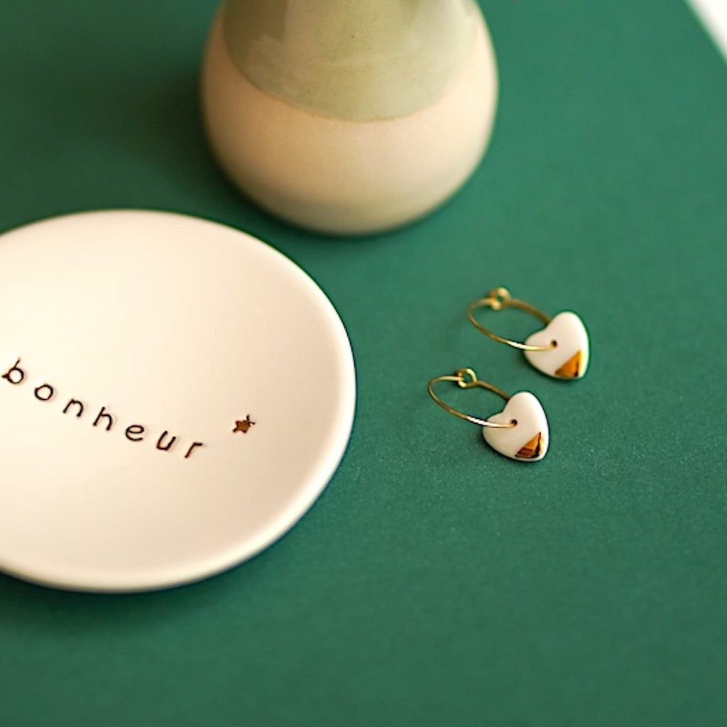 boucles d’oreilles créoles petit cœur en porcelaine blanche et or