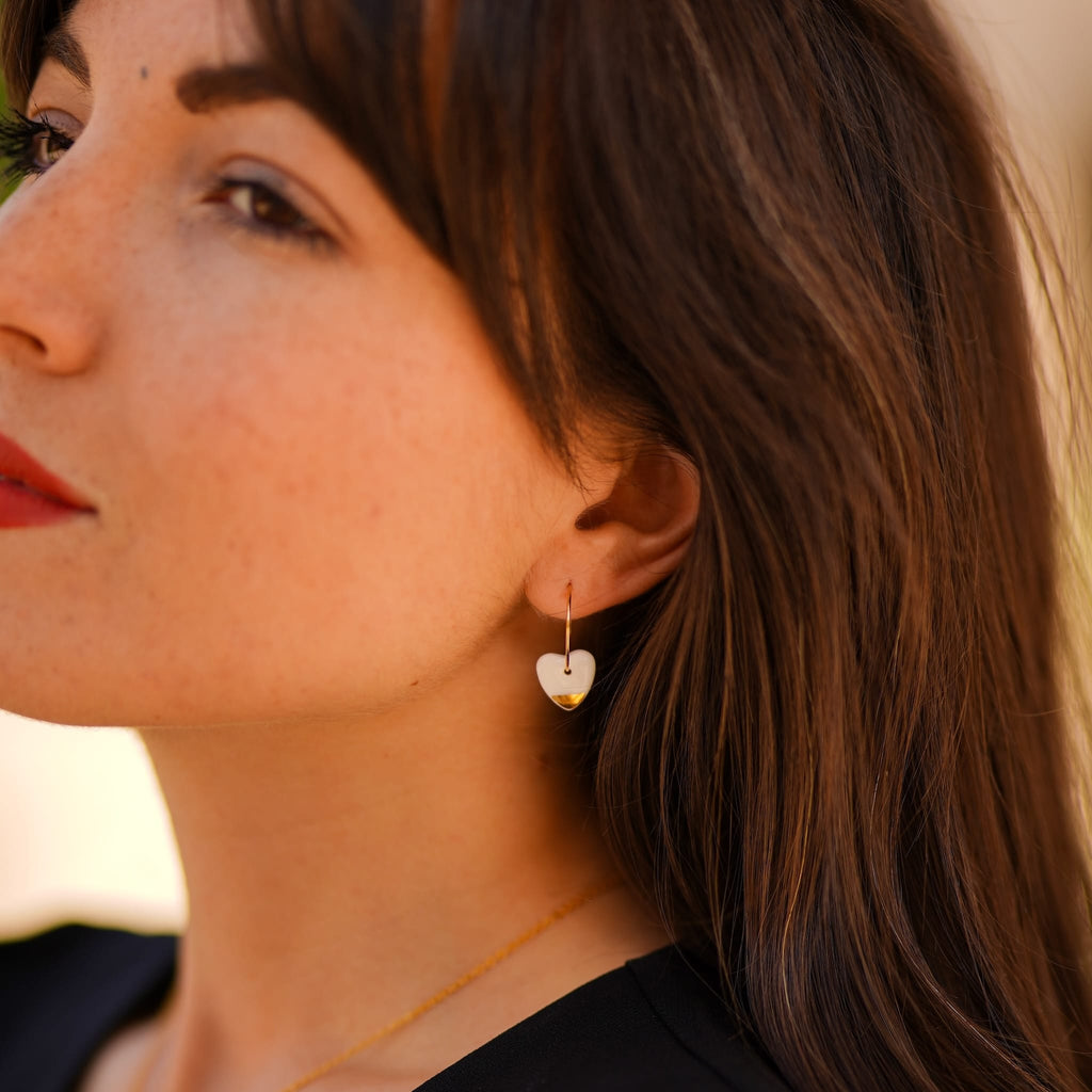 boucles d’oreilles créoles petit cœur en porcelaine blanche et or pour dire je t'aime