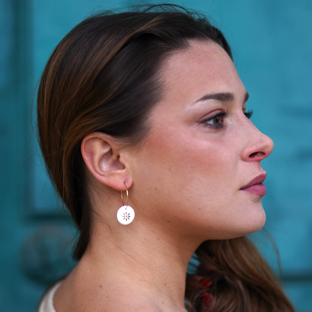 boucles d’oreilles créoles rondes avec soleil en porcelaine blanche et or