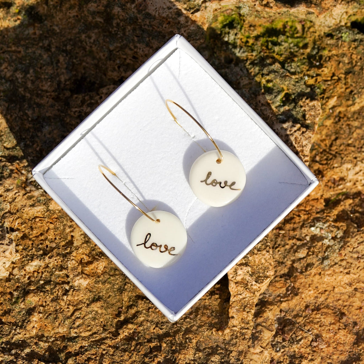 boucles d’oreilles créoles rondes love en porcelaine et or