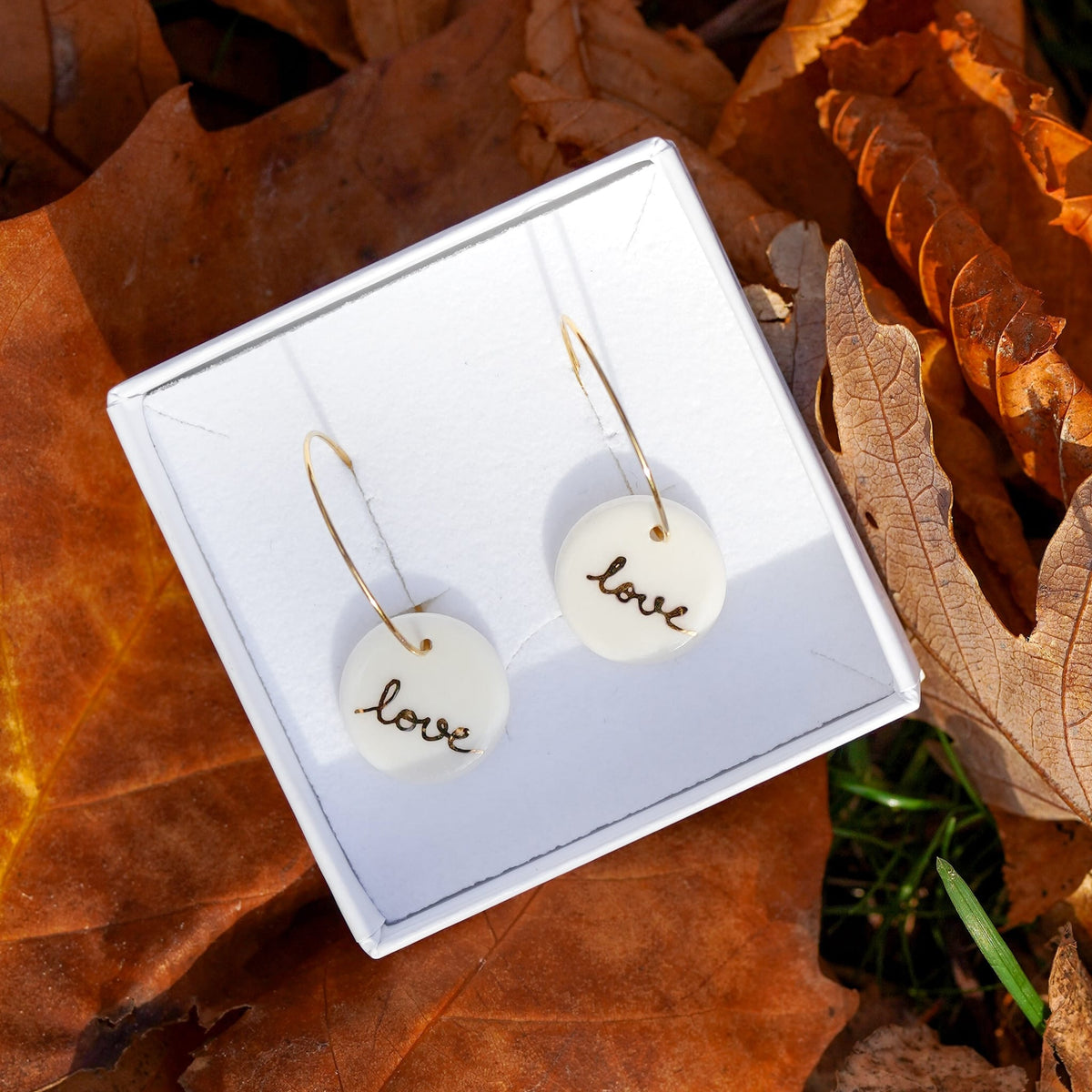 boucles d’oreilles créoles rondes love en porcelaine et or