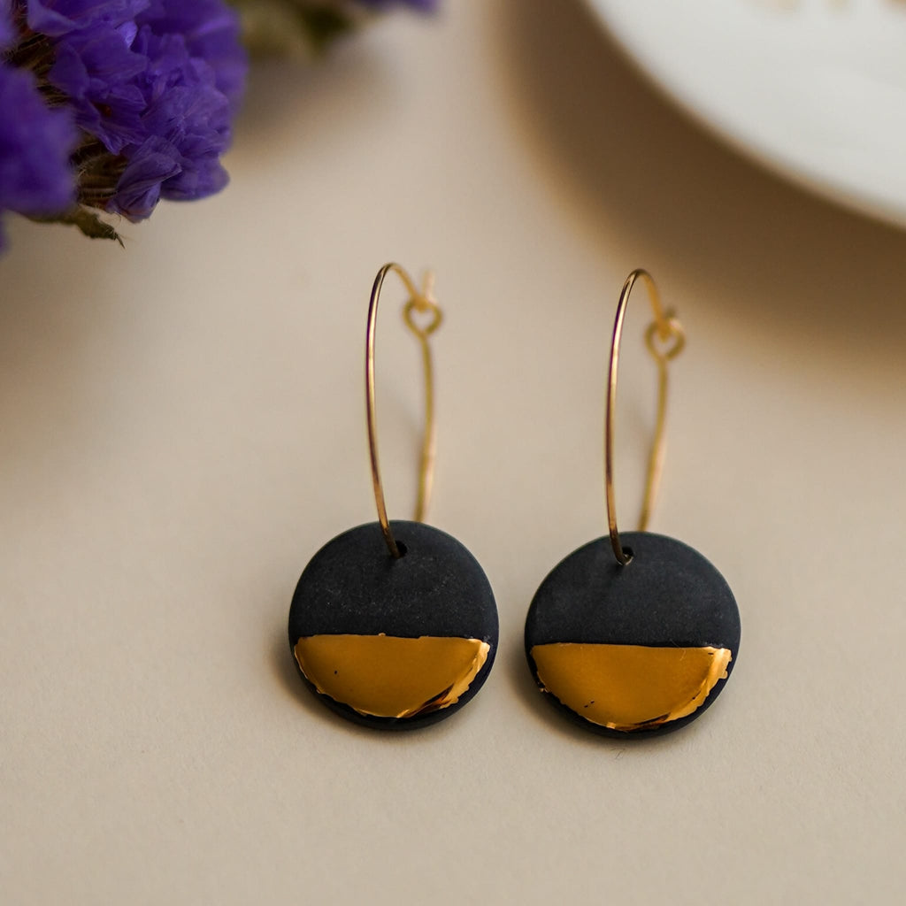 boucles d’oreilles créoles rondes noires en porcelaine et or