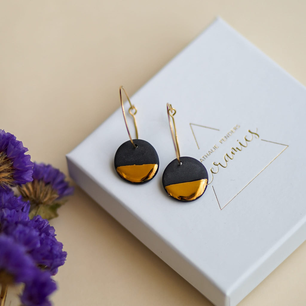 boucles d’oreilles créoles rondes noires en porcelaine et or