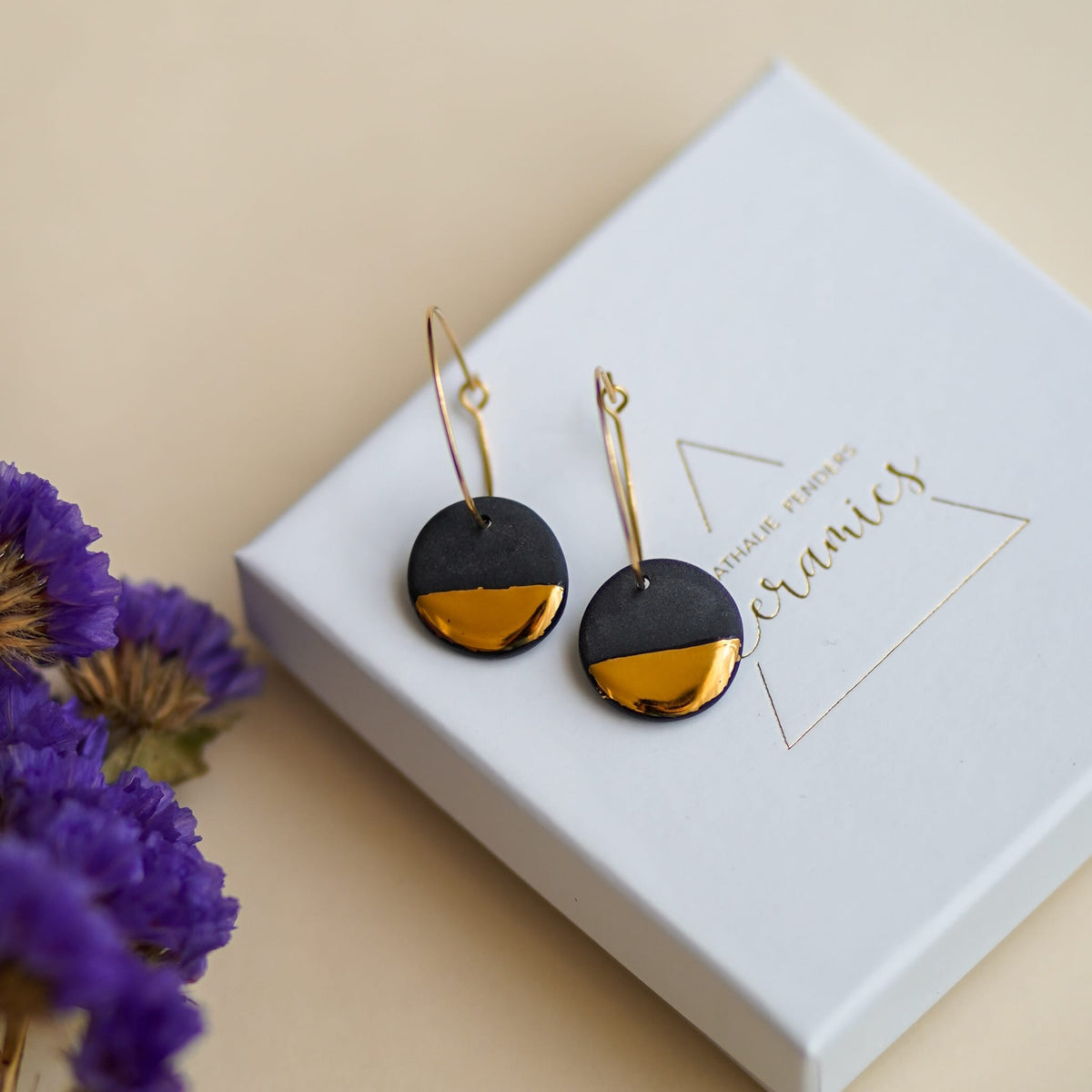 boucles d’oreilles créoles rondes noires en porcelaine et or