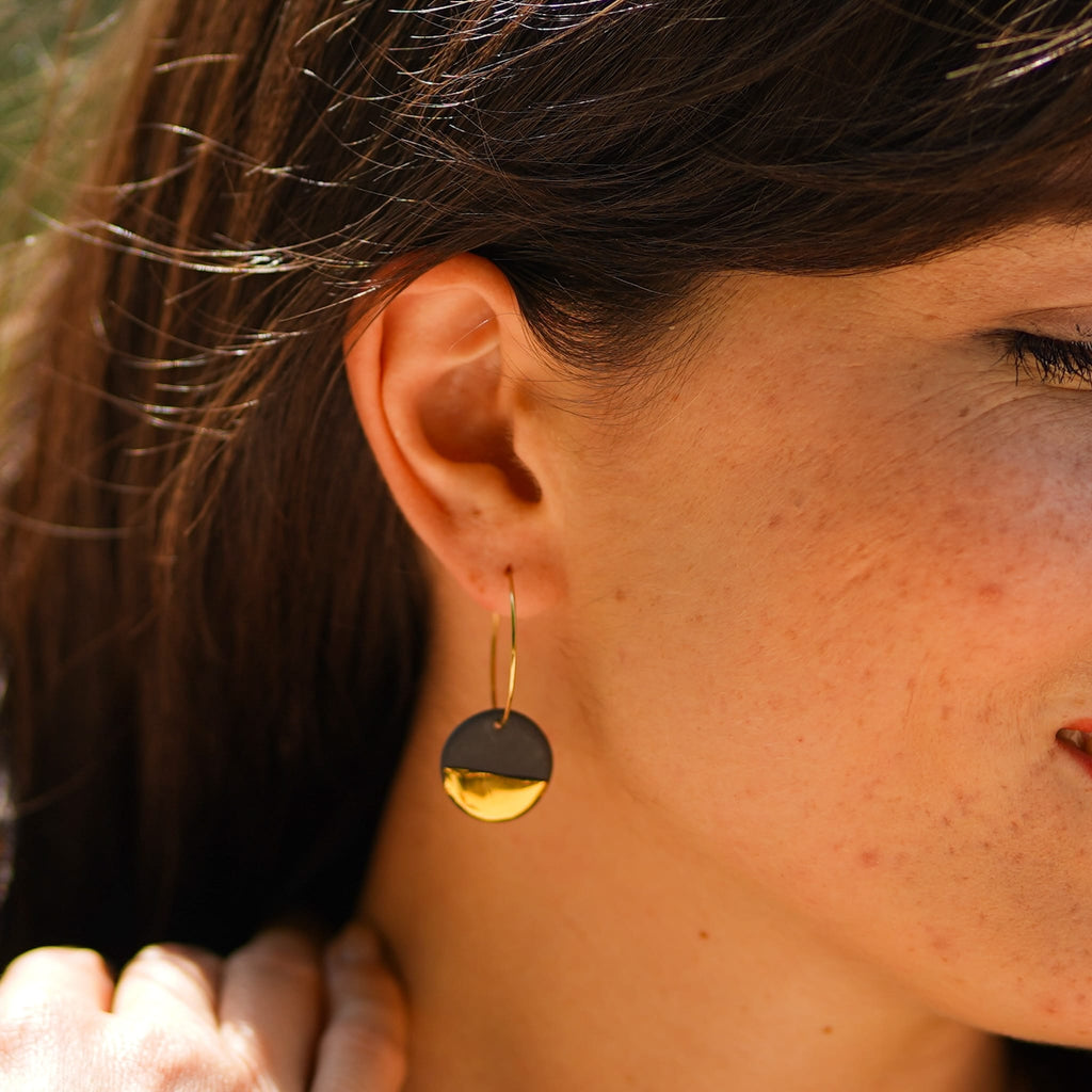 boucles d’oreilles créoles rondes noires en porcelaine et or