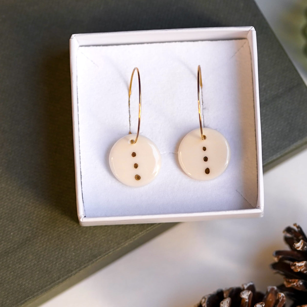 boucles d’oreilles créoles rondes en porcelaine et or, motif trois points