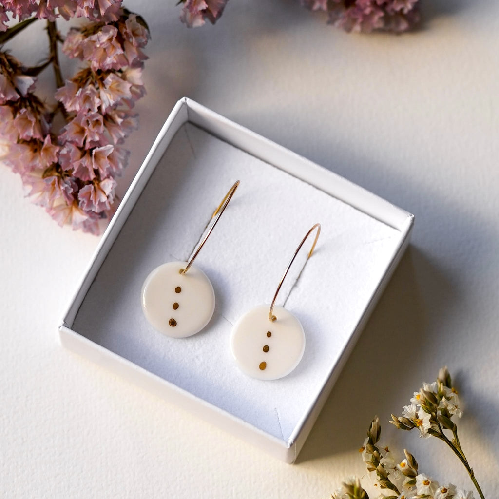 boucles d’oreilles créoles rondes en porcelaine et or, motif trois points