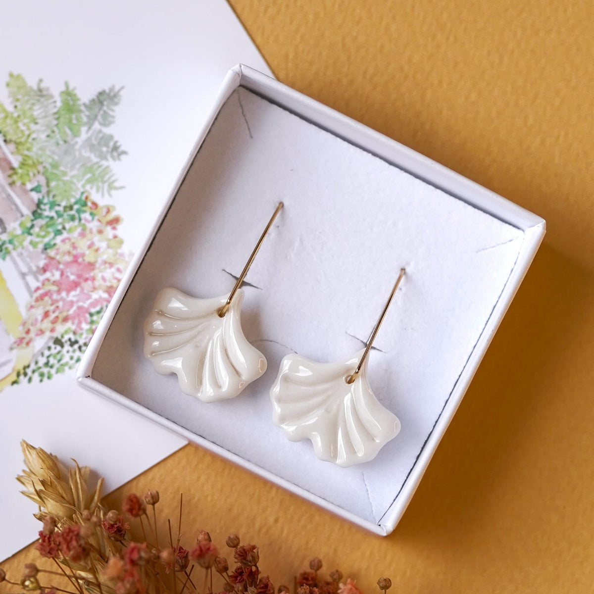 boucles d’oreilles dormeuses feuille de ginkgo en porcelaine et or