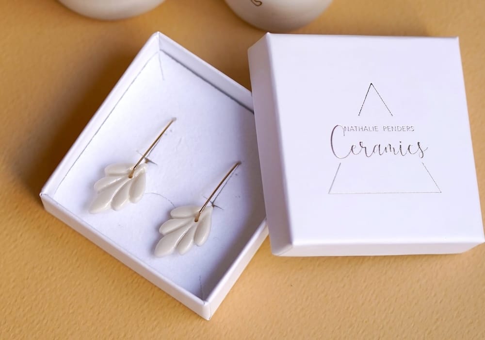 boucles d’oreilles dormeuses fleur de lys en porcelaine