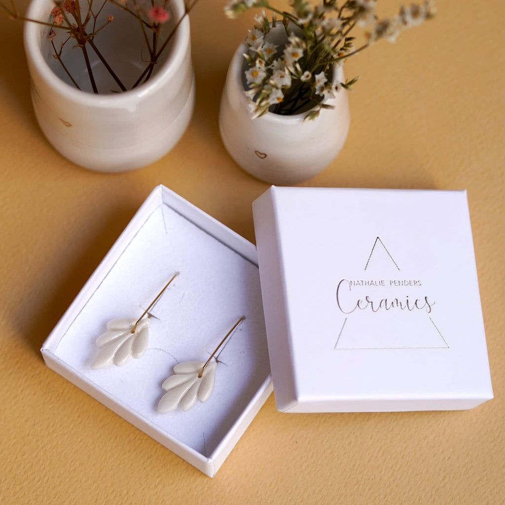 boucles d’oreilles dormeuses fleur de lys en porcelaine