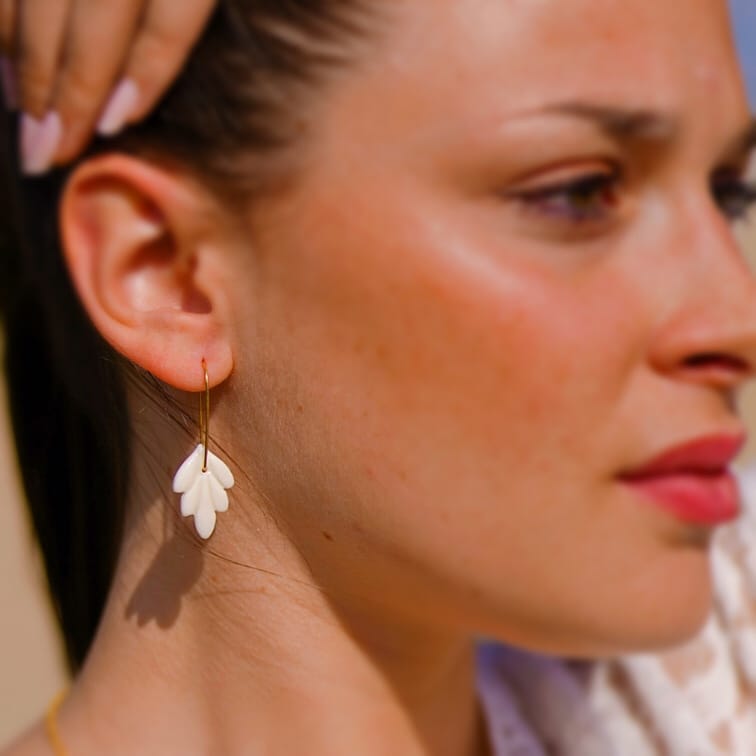 boucles d’oreilles dormeuses fleur de lys en porcelaine