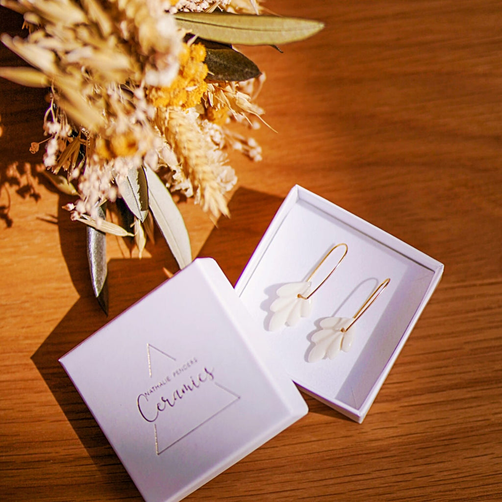 boucles d’oreilles bijou en porcelaine blanche fait main dans un atelier en France