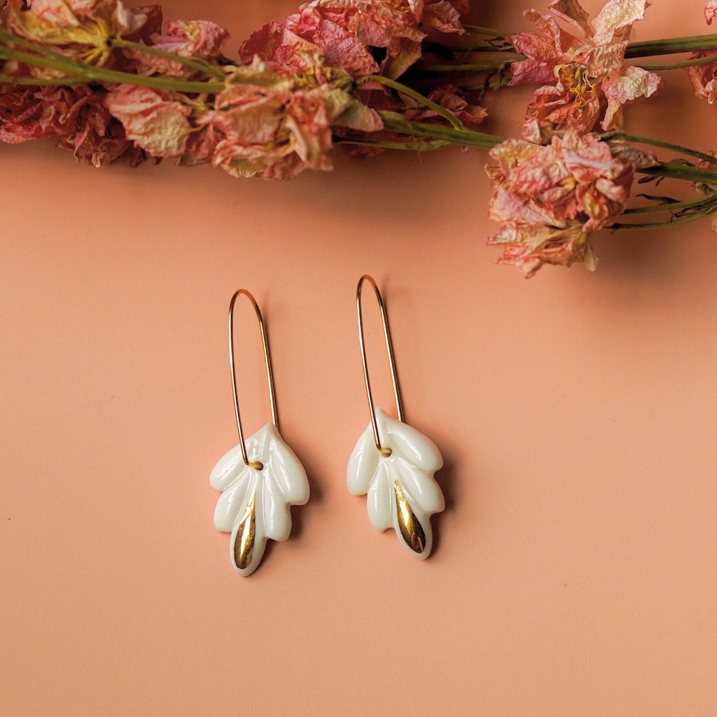 Bijoux en céramique faits main — dormeuses lys porcelaine et or, atelier France
