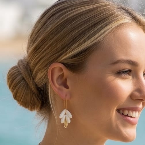 Dormeuses lys en porcelaine blanche et or, boucles d'oreilles faites main
