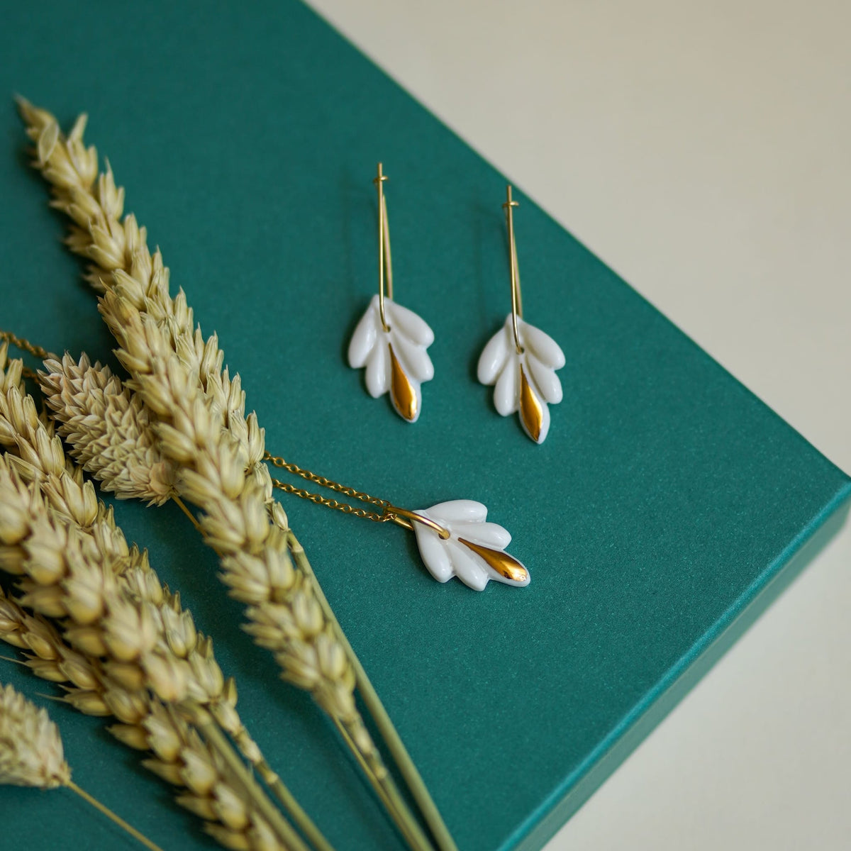 boucles d’oreilles dormeuses fleur de lys en porcelaine et or
