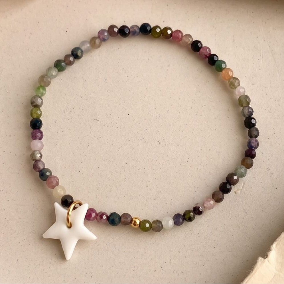 Bracelet en perles de tourmaline et pendentif cœur en porcelaine blanche, fait main en France