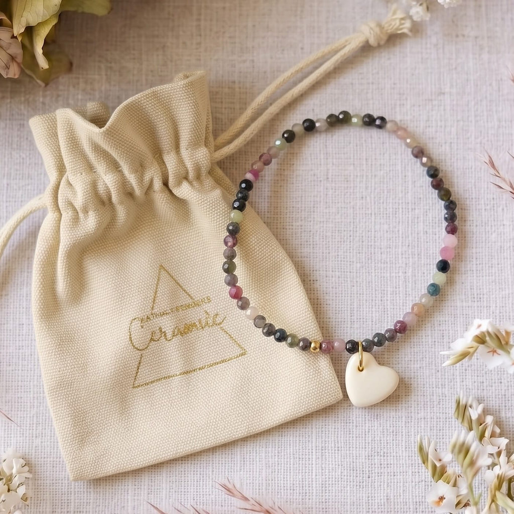Bracelet en perles de tourmaline et pendentif cœur en porcelaine blanche, fait main en France
