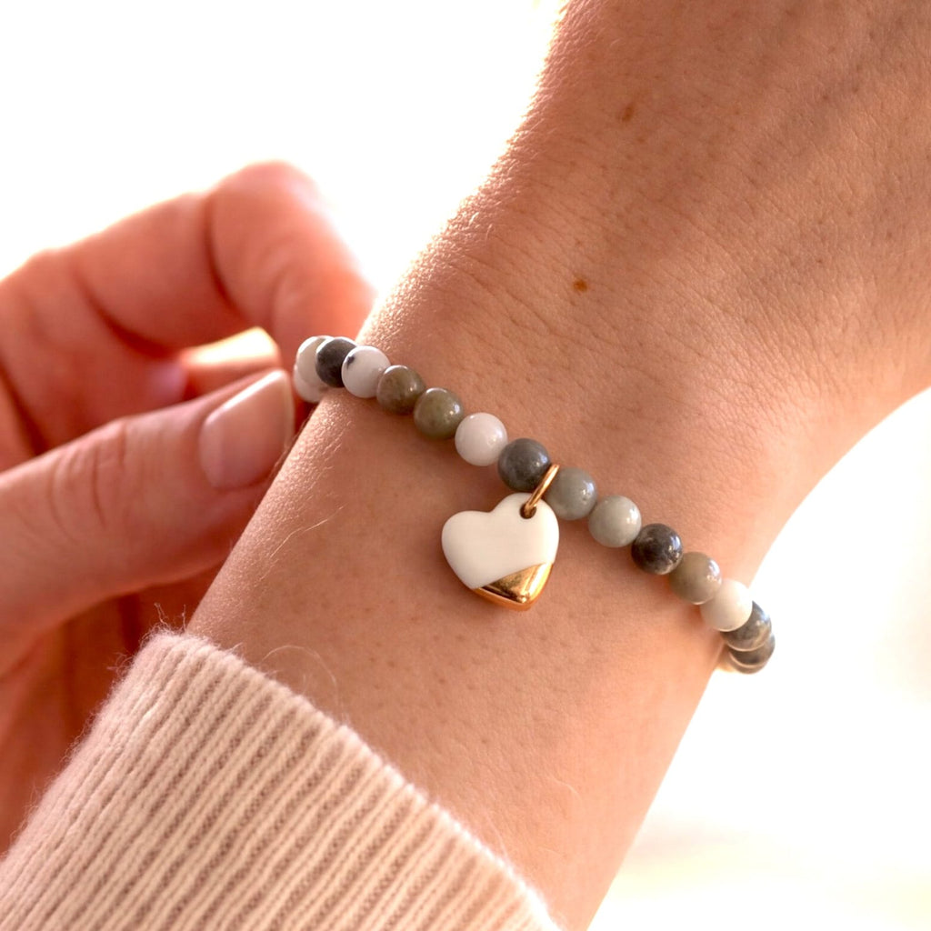 Bracelet en jade de Birmanie et pendentif en porcelaine blanche