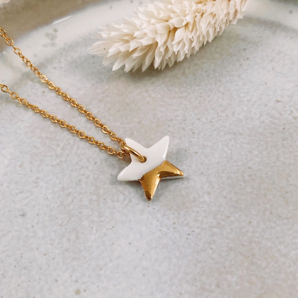 collier étoile en porcelaine blanche et or