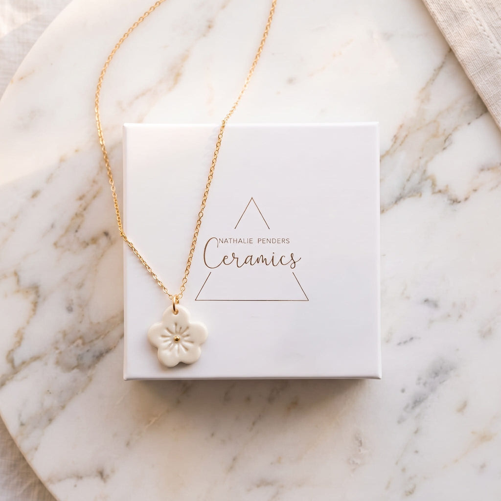 Collier pendentif fleur Seventie en porcelaine et or