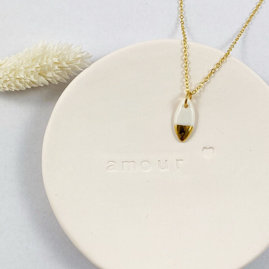 collier pendant ovale en porcelaine blanche et or sur chaîne dorée