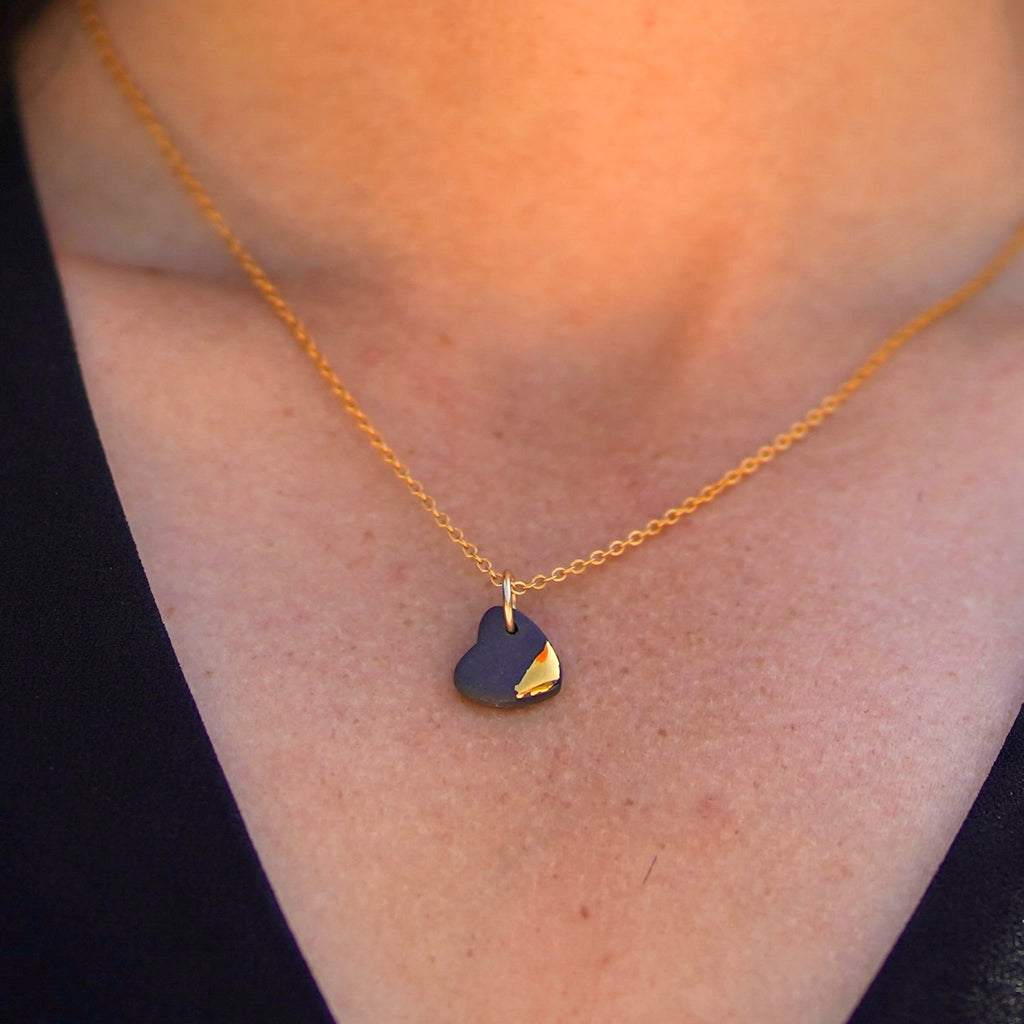collier coeur en porcelaine noire et or sur chaîne dorée