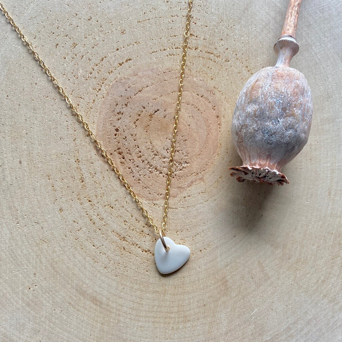collier petit coeur en porcelaine blanche sur chaîne dorée