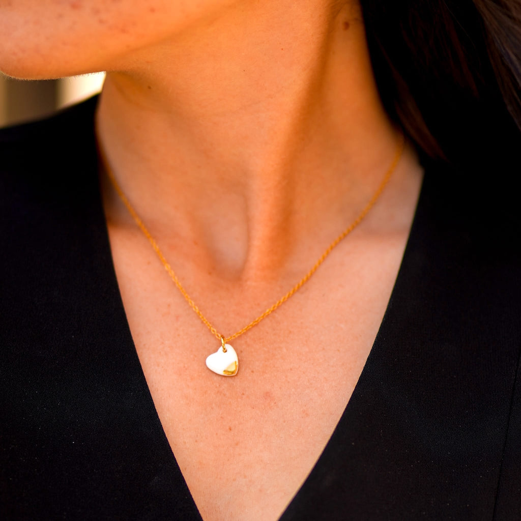 collier petit coeur en porcelaine blanche et or sur chaîne dorée