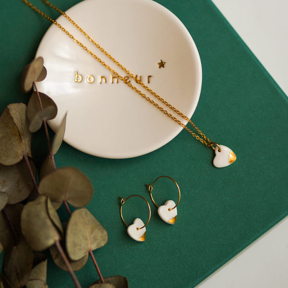 collier petit coeur en porcelaine blanche et or sur chaîne dorée