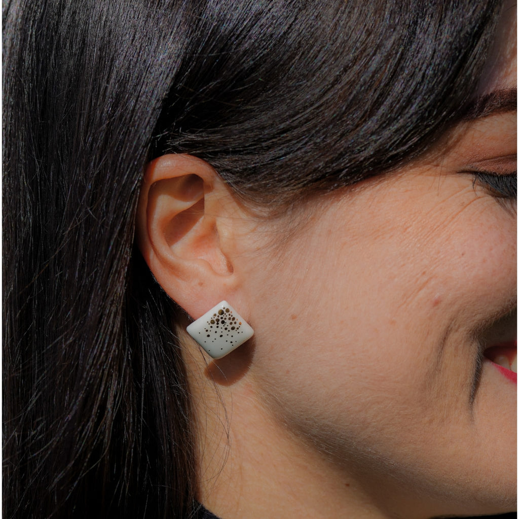 Puces boucles d’oreilles Carré Étincelant en porcelaine blanche, décorées de fines touches d’or