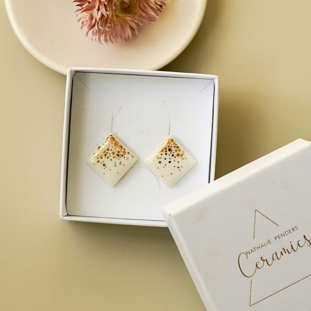 Puces boucles d’oreilles Carré Étincelant en porcelaine blanche, décorées de fines touches d’or
