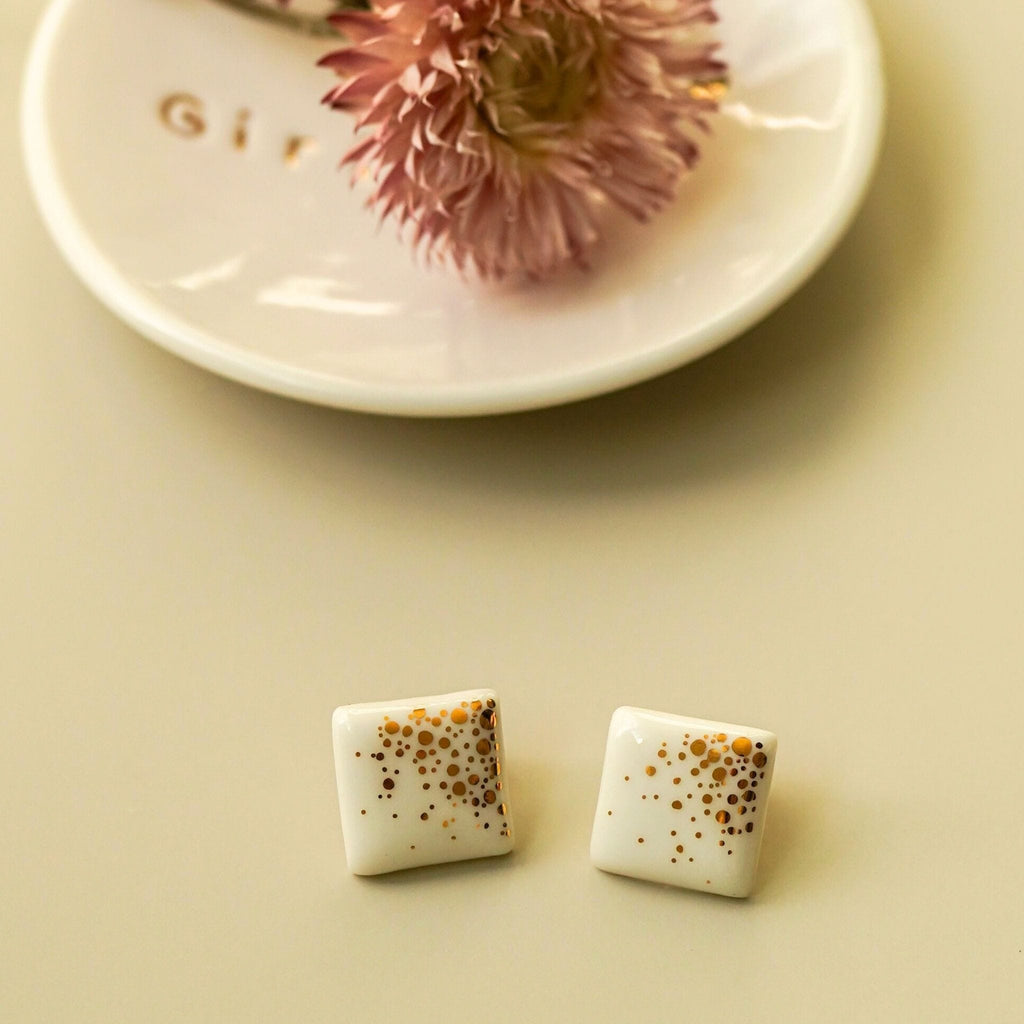 bijou en porcelaine blanche et or fait main dans un atelier en France
