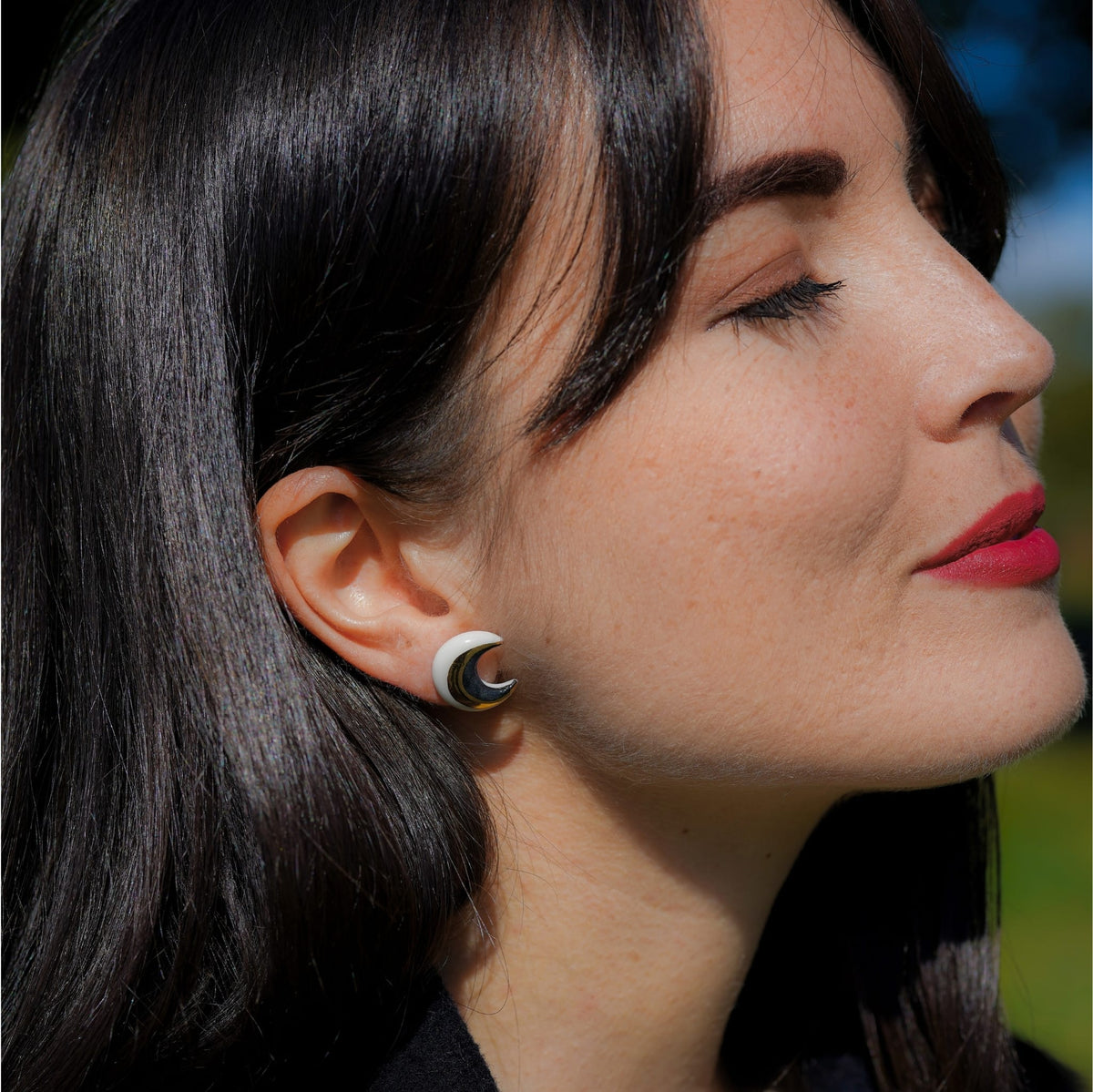 Puces d’oreilles Cosma lune en porcelaine blanche noir et or 